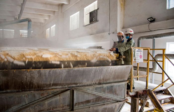 Công nhân Công ty Nhôm Đắk Nông - TKV thường xuyên theo dõi, kiểm tra dây chuyền sản xuất