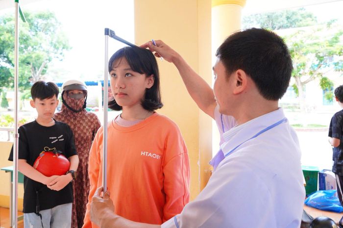 Học sinh Trường THCS Nguyễn Bỉnh Khiêm, phường Nam Gia Nghĩa được khám thể lực, đo chiều cao, cân nặng, khám mắt, tai - mũi - họng, răng - hàm - mặt, cơ xương khớp