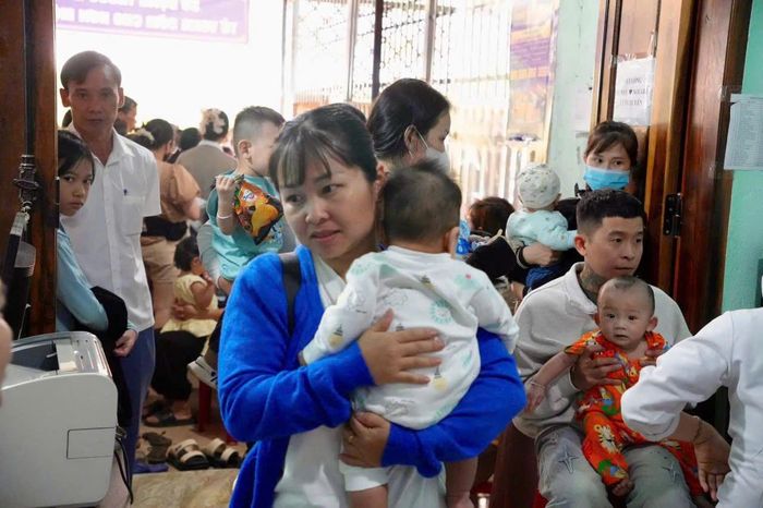 Người dân phường Bắc Gia Nghĩa mang con đến Trạm Y tế phường để khám sức khỏe định kỳ, khám sàng lọc miễn phí