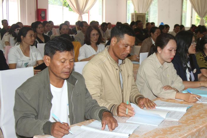 150 học viên nghiên cứu tài liệu để hạn chế tảo hôn và hôn nhân cận huyết thống do Ban Tổ chức cung cấp