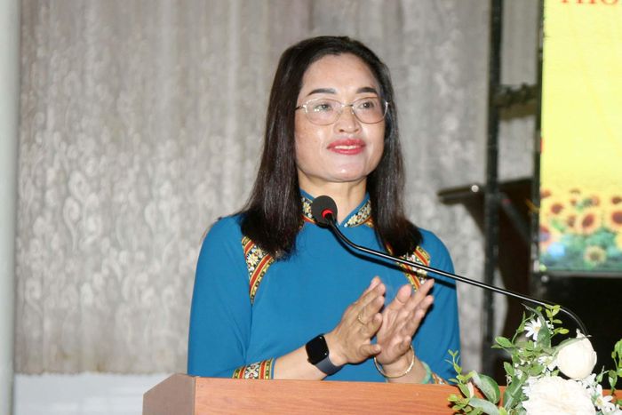 Bà Cil Bri, Phó Giám đốc Sở Dân tộc và Tôn giáo phát biểu khai mạc lớp tập huấn