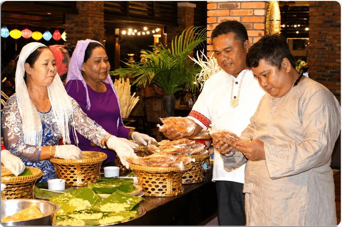 Nhà sưu tầm Nguyễn Ngọc Ẩn (ngoài cùng bên phải) đang tham quan khu làm bánh gừng của người Chăm tại Mũi Né