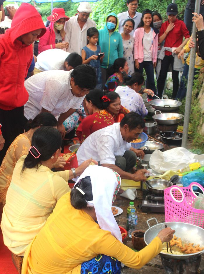 Tại Khu di tích tháp Pô Sah Inư, vào mỗi dịp Lễ hội Katê, các nghệ nhân từ Bắc Bình, Hàm Thuận, Hàm Thuận Bắc thường được mời đến trình diễn kỹ thuật làm bánh gừng phục vụ khách tham quan