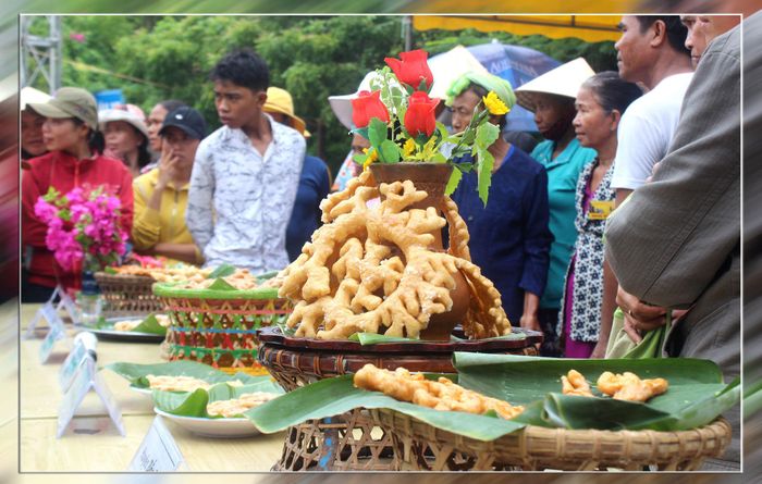 Các cuộc thi nặn bánh gừng luôn thu hút đông đảo du khách