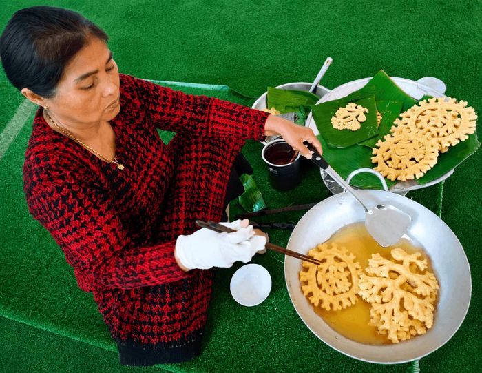Những chiếc bánh sau khi tạo hình sẽ được chiên trong chảo dầu nóng