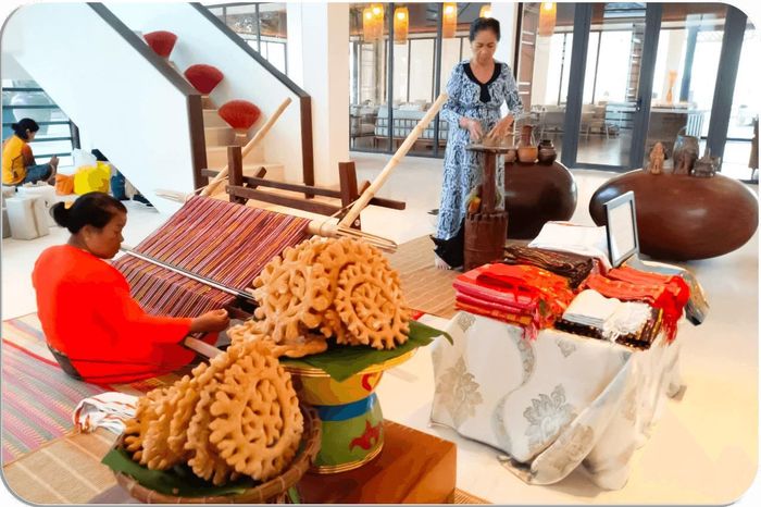 Bánh gừng cùng với gốm và dệt thổ cẩm Chăm đang có mặt tại các điểm du lịch để phục vụ du khách trong các ngày lễ lớn