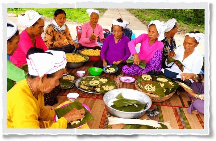 Những phụ nữ Chăm đang miệt mài nặn bánh gừng để dâng lên cúng thần linh, ông bà tổ tiên trong dịp Lễ hội Katê