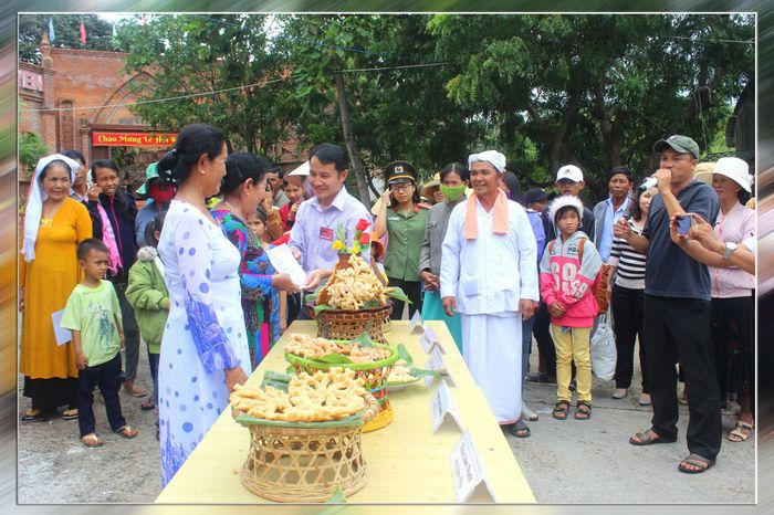 Các cuộc thi nặn bánh gừng luôn thu hút đông đảo du khách trong dịp Lễ hội Katê