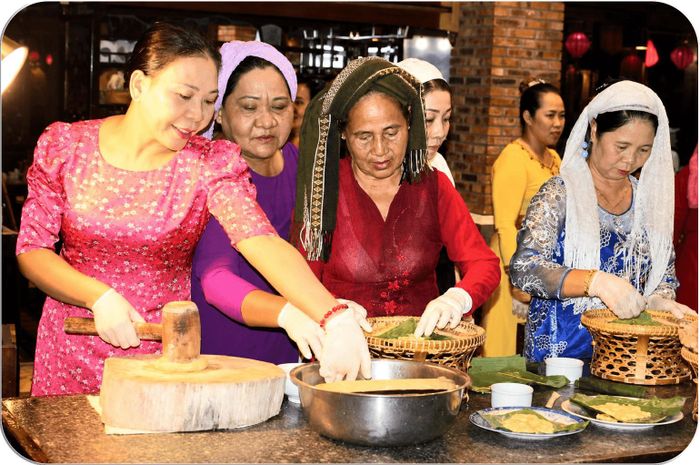 Những buổi trình diễn làm bánh gừng trực tiếp tại các khu du lịch luôn thu hút sự quan tâm đặc biệt của khách trong và ngoài nước