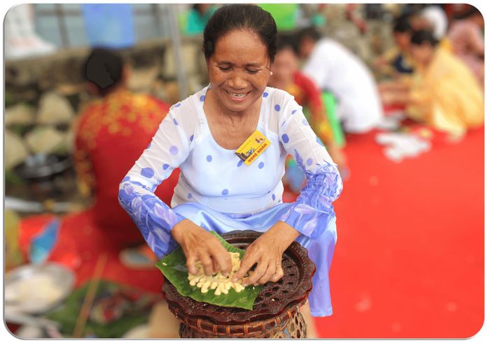 Phụ nữ Chăm khéo léo tạo hình cho bánh gừng