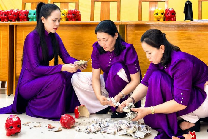 Trong dịp 20/10, chị em các chi hội đã tiến hành mổ heo để góp phần chung tay cùng với Hội LHPN xã trong việc hỗ trợ xây nhà cho phụ nữ nghèo