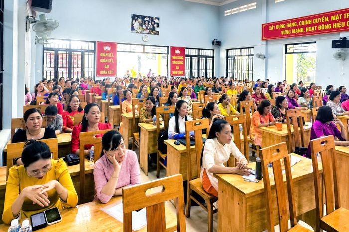 Hội LHPN xã Suối Kiết sinh hoạt kỷ niệm ngày 20/10 và đây cũng là dịp mổ heo xây nhà cho các phụ nữ nghèo trên địa bàn