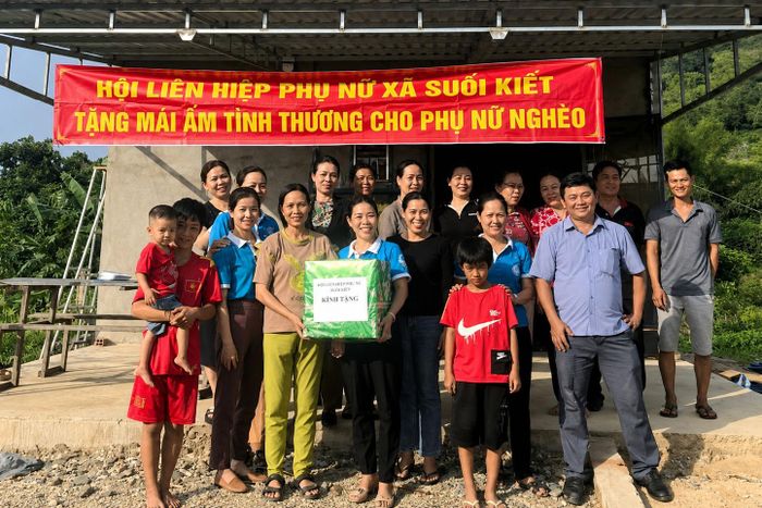 Hội LHPN xã Suối Kiết hỗ trợ xây nhà cho hộ chị Phạm Thị Duyên ở thôn 1 từ mô hình nuôi heo đất vì phụ nữ nghèo