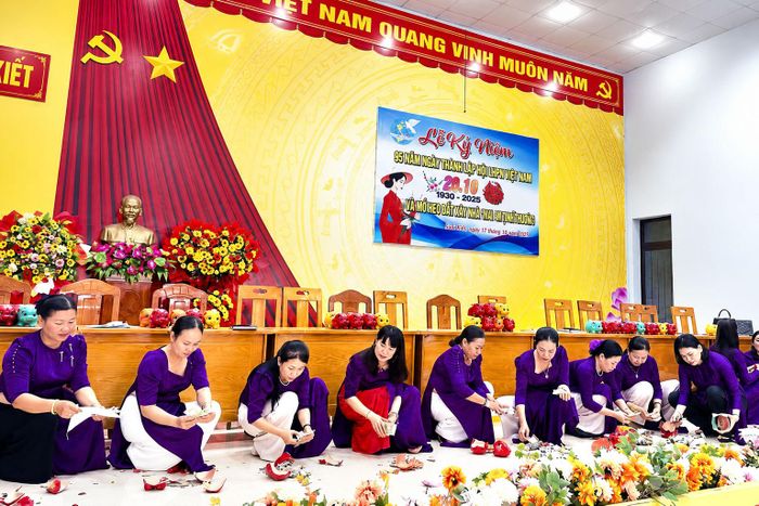 Nhân kỷ niệm ngày 20/10 hàng năm, Hội LHPN xã Suối Kiết vừa ôn lại truyền thống vừa mổ heo đất xây nhà cho phụ nữ nghèo trên địa bàn xã