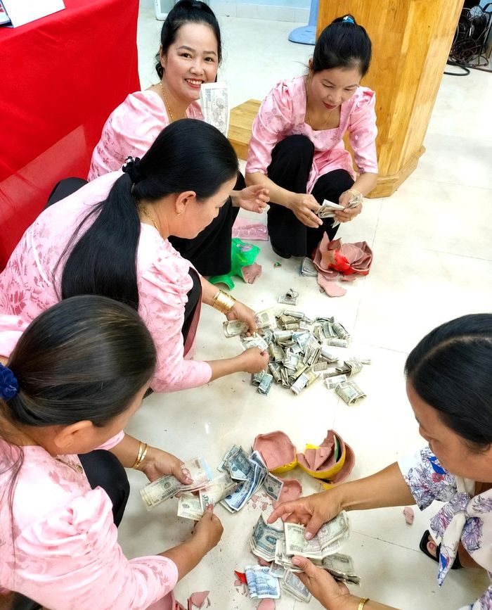 Niềm vui khi được mổ heo đất của các chị em phụ nữ vì cùng chung tay với Hội LHPN xã hỗ trợ xây nhà cho phụ nữ nghèo
