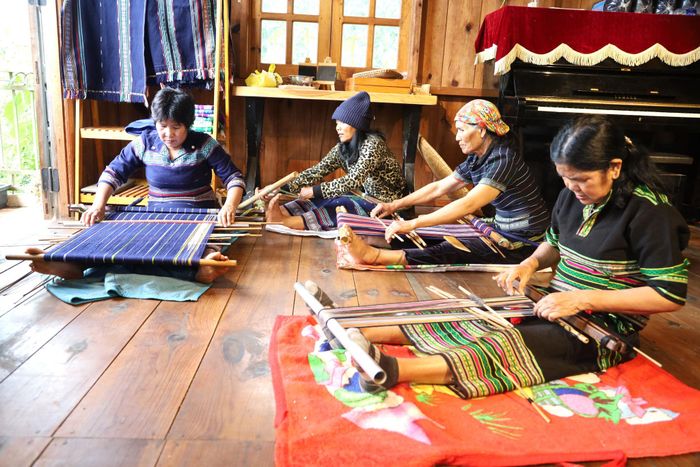 Có khoảng 80 người tại 2 thôn Đăng Gia Dềt B và Păng Tiêng, phường Lang Biang - Đà Lạt là dệt thành thạo các loại hoa văn truyền thống