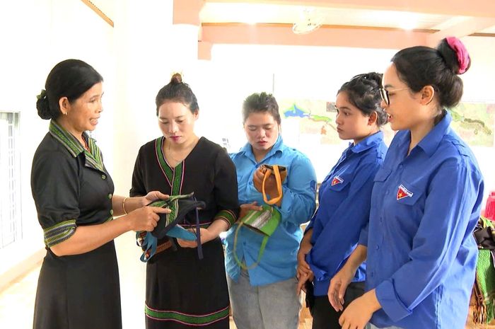 Nghệ nhân H’Yon kết hợp giữa truyền nghề và truyền văn hóa giúp các bạn trẻ hiểu hơn về văn hóa dân tộc mình