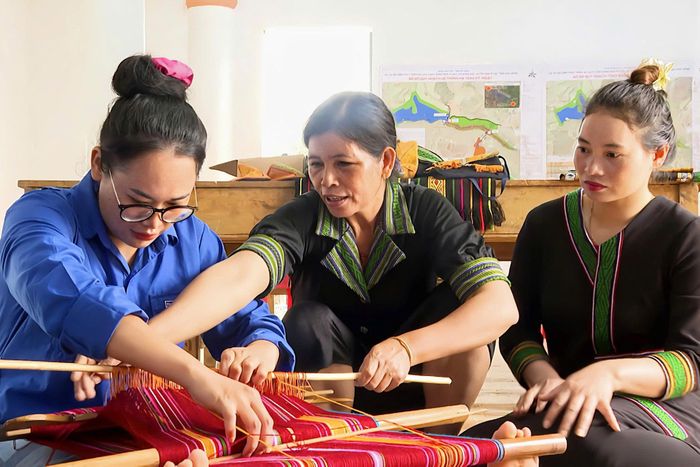 Nghệ nhân H’Yon (ở giữa), Bí thư Chi bộ bon Pi Nao, xã Nhân Cơ truyền dạy nghề dệt cho người trẻ trong bon