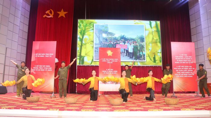Đội thi phường Phú Thủy thể hiện nội dung tài năng: giới thiệu lực lượng bảo vệ an ninh, trật tự cơ sở