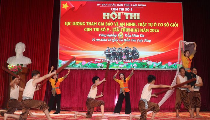 Đội phường Mũi Né trình diễn phần thi tài năng: giới thiệu khái quát địa phương