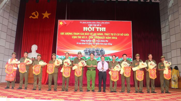 11 đội dự thi Cụm số 9 nhận Cờ lưu niệm từ Ban Tổ chức hội thi