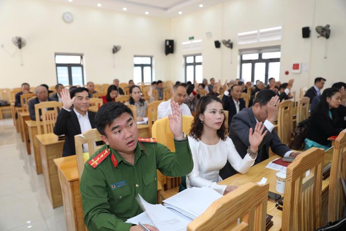 Đại biểu HĐND phường biểu quyết thông qua các dự thảo nghị quyết tại kỳ họp