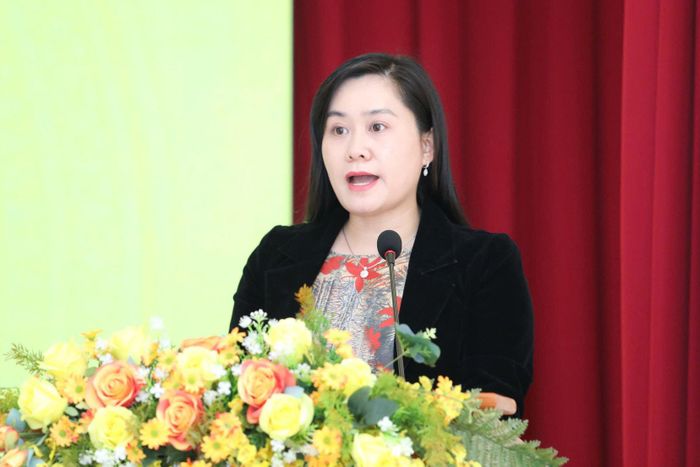 Phó Chủ tịch UBND phường Lâm Viên - Đà Lạt Trần Thùy Dương thông qua báo cáo kinh tế - xã hội 6 tháng đầu năm