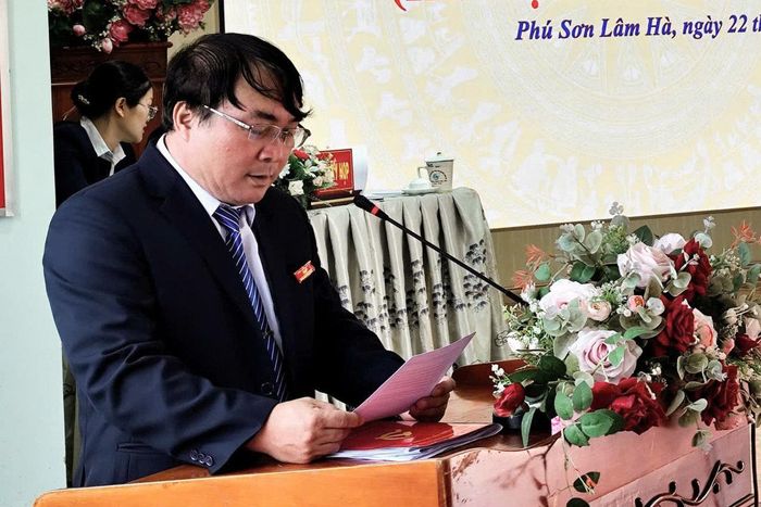 Đồng chí Hoàng Sơn, Bí thư Đảng ủy, Chủ tịch HĐND xã phát biểu tại kỳ họp