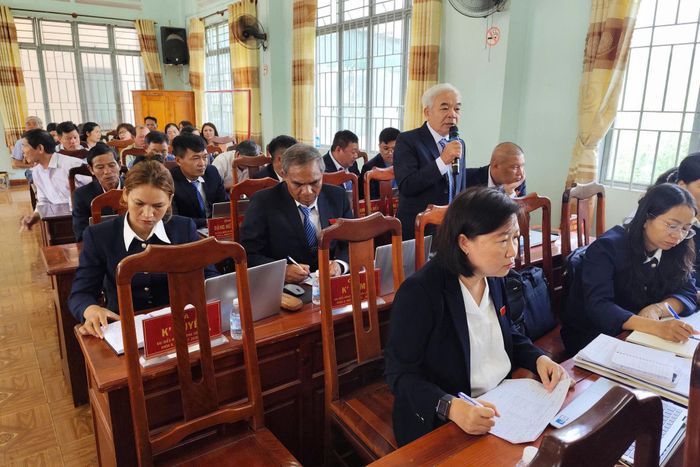Các đại biểu góp ý tại kỳ họp