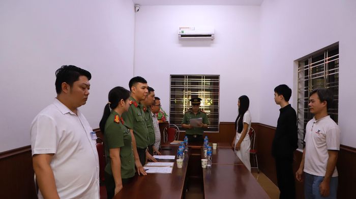 Cơ quan An ninh điều tra Công an tỉnh Lào Cai tống đạt quyết định và lệnh đối với Bàn Thị Lứu, Lý Trung Nguyên và Vương Văn Minh.