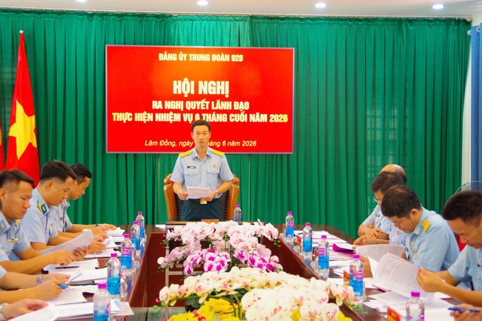 Thượng tá Đàm Chí Dũng, Bí thư Đảng ủy, Chính ủy Trung đoàn phát biểu tại hội nghị