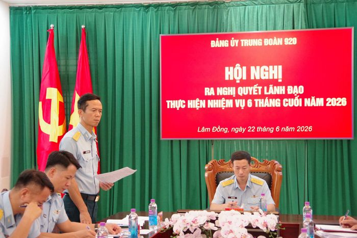 Đại tá Nguyễn Ngọc Đô, Phó Bí thư Đảng ủy, Trung đoàn trưởng phát biểu tại hội nghị
