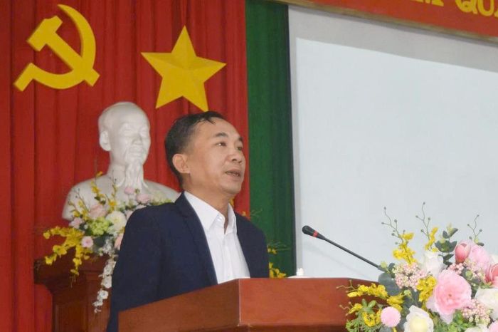 Phó Trưởng Ban Tuyên giáo và Dân vận Tỉnh ủy Lâm Đồng Hoàng Mạnh Thắng phát biểu tại lễ khai giảng