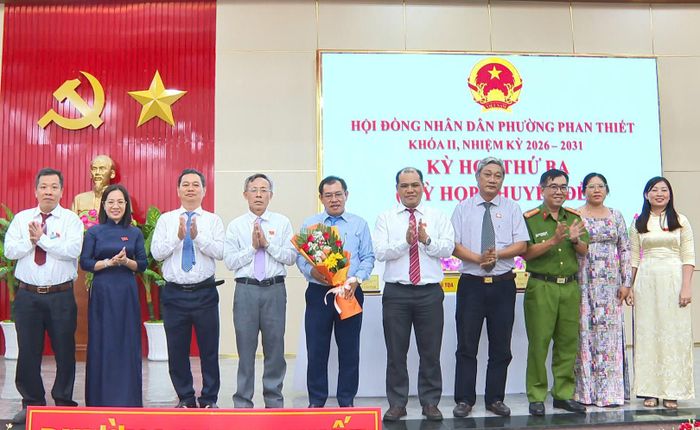 Lãnh đạo phường chúc mừng ông Nguyễn Hoài Nam, Chánh Văn phòng HĐND và UBND phường được bầu bổ sung làm Ủy viên UBND phường Phan Thiết nhiệm kỳ 2026 - 2031