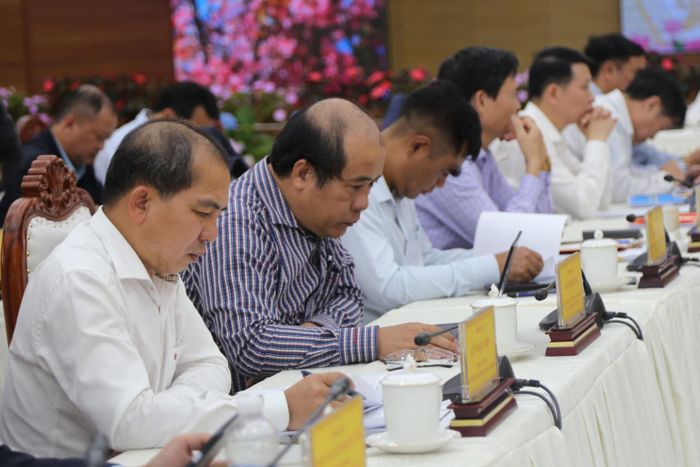 Lãnh đạo các sở, ngành, địa phương tham dự phiên họp