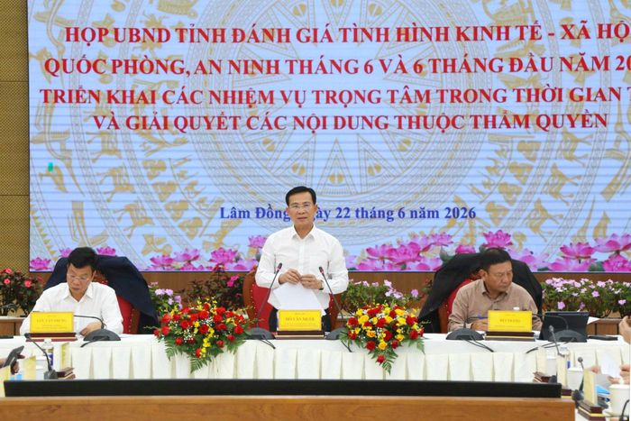 Ủy viên Ban Chấp hành Trung ương Đảng, Phó Bí thư Tỉnh ủy, Chủ tịch UBND tỉnh Hồ Văn Mười chủ trì phiên họp với sự tham dự của các đồng chí: Lưu Văn Trung, Phó Bí thư Tỉnh ủy, Chủ tịch HĐND tỉnh; Bùi Thắng, Phó Bí thư Tỉnh ủy