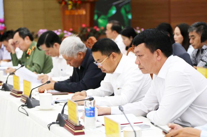 Lãnh đạo các sở, ngành tham dự phiên họp
