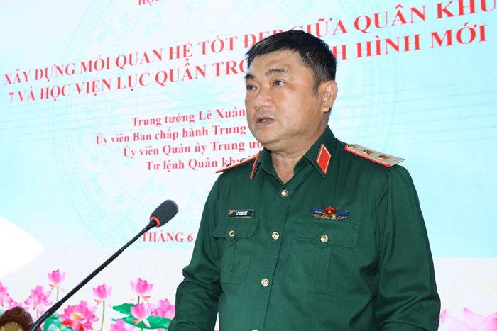 Trung tướng Lê Xuân Thế, Ủy viên Ban Chấp hành Trung ương Đảng, Tư lệnh Quân khu 7 trình bày tham luận về mối quan hệ giữa Học viện Lục quân và Quân khu 7