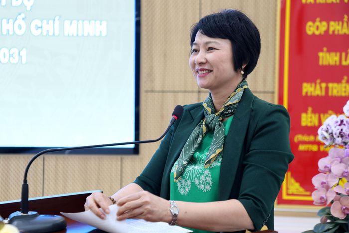 Phó Bí thư Tỉnh ủy, Chủ tịch Ủy ban MTTQ Việt Nam tỉnh Lâm Đồng Phạm Thị Phúc giao nhiệm vụ cho đoàn đại biểu dự đại hội