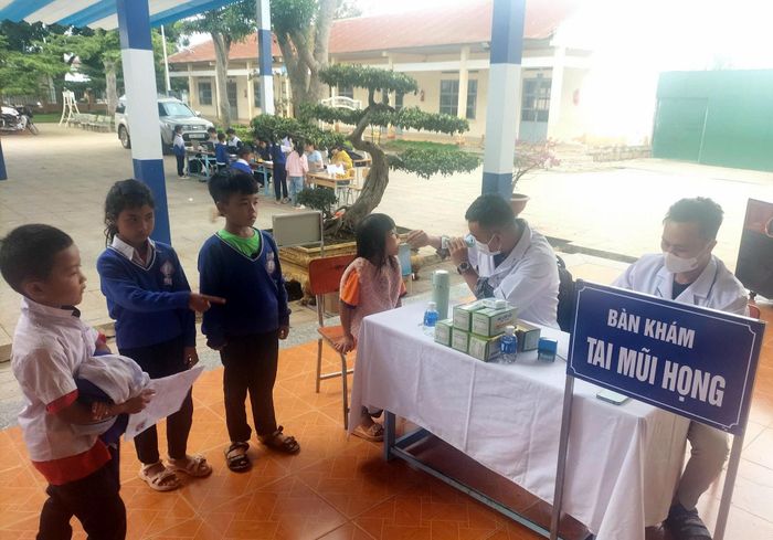 Trung tâm Y tế khu vực Đơn Dương tổ chức khám sức khỏe cho học sinh