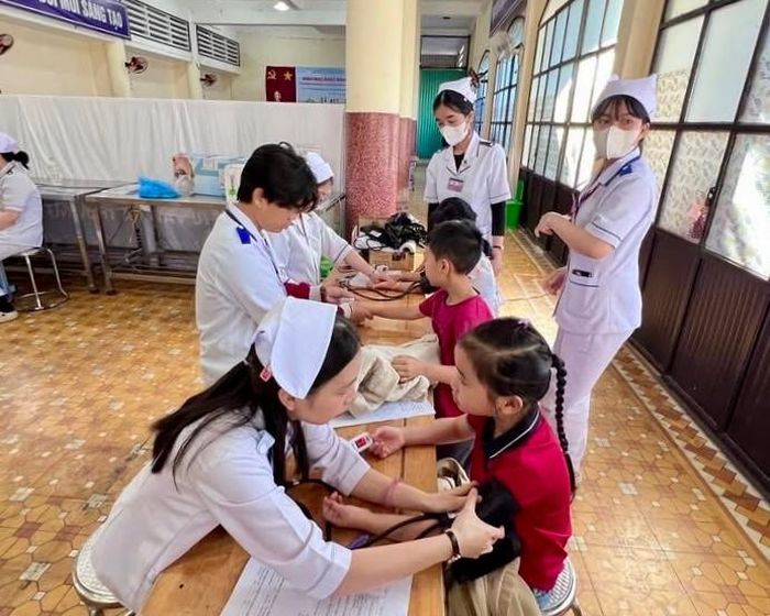 Bệnh viện Đa khoa tỉnh Lâm Đồng tổ chức khám sức khỏe cho học sinh tại Trường Tiểu học Trưng Vương (phường Xuân Hương - Đà Lạt)