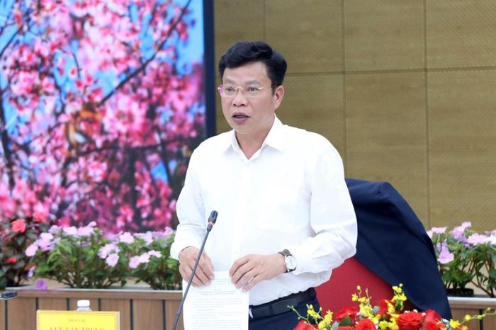 Phó Bí thư Tỉnh ủy, Chủ tịch HĐND tỉnh Lưu Văn Trung tham gia ý kiến tại phiên họp