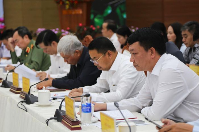 Lãnh đạo các sở, ngành tham dự phiên họp