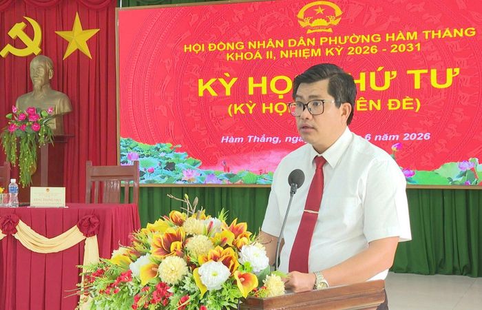 Bí thư Đảng ủy, Chủ tịch HĐND phường Hàm Thắng Đặng Thanh Phúc phát biểu tại kỳ họp