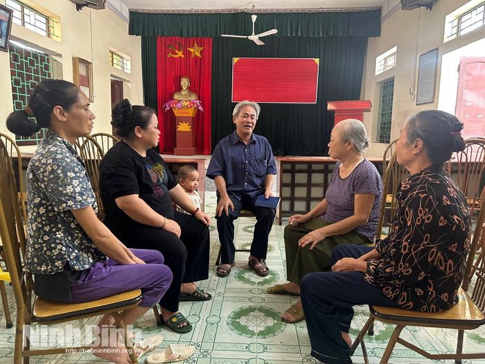 Cán bộ Tổ dân phố Phúc Sơn 1 (phường Hoa Lư) tuyên truyền, tạo sự đồng thuận trong nhân dân trong việc sắp xếp, tổ chức lại các tổ dân phố. Ảnh: Nguyễn Lựu