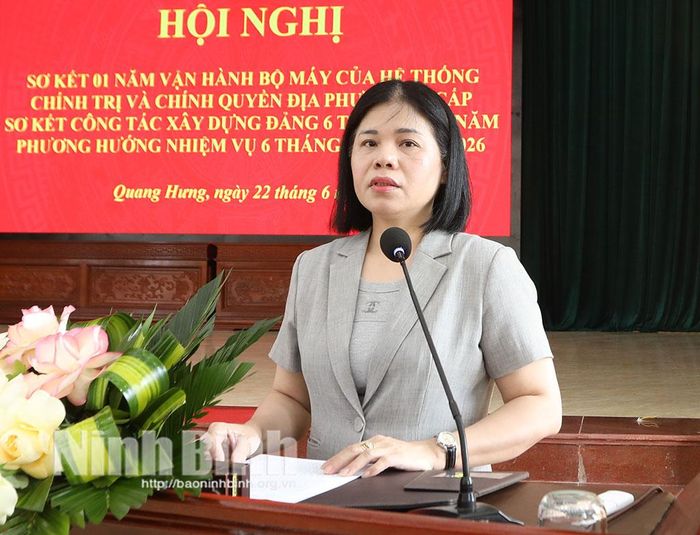 Đồng chí Trần Thị Định, Tỉnh ủy viên, Bí thư Đảng ủy, Chủ tịch HĐND xã Quang Hưng phát biểu tại hội nghị.