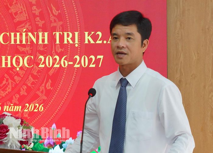 Đồng chí Phan Thành Công, Tỉnh ủy viên, Hiệu trưởng Trường Chính trị tỉnh phát biểu tại Lễ khai giảng.