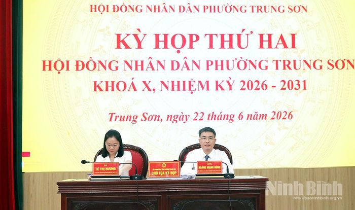 Các đồng chí chủ tọa kỳ họp. Ảnh: Mai Phương