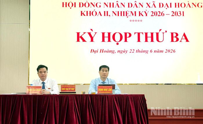 Các đồng chí chủ tọa kỳ họp.