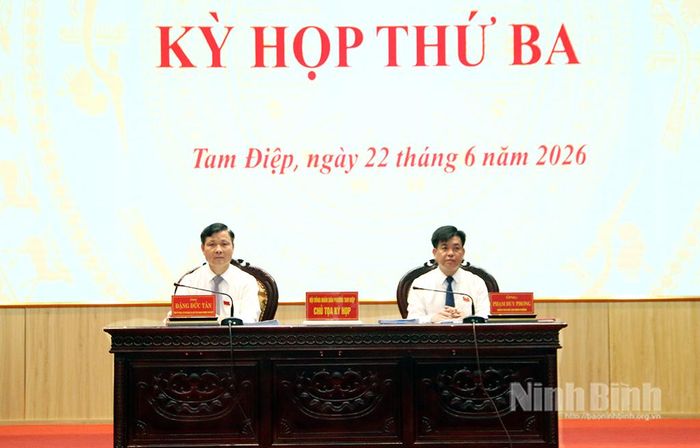 Các đồng chí chủ tọa kỳ họp.
